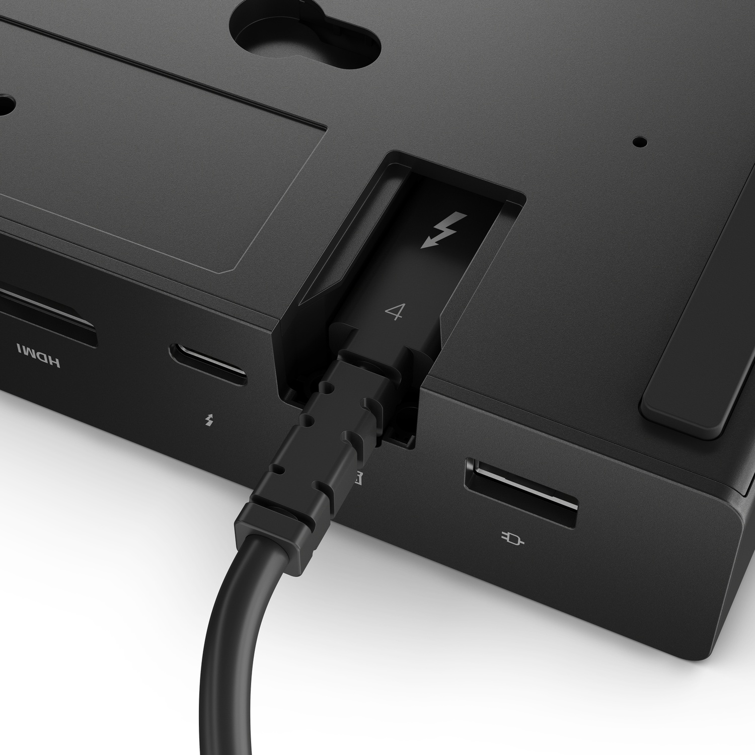 Un câble Thunderbolt 4 noir est branché dans un port sur le côté d'une station d'accueil noire.