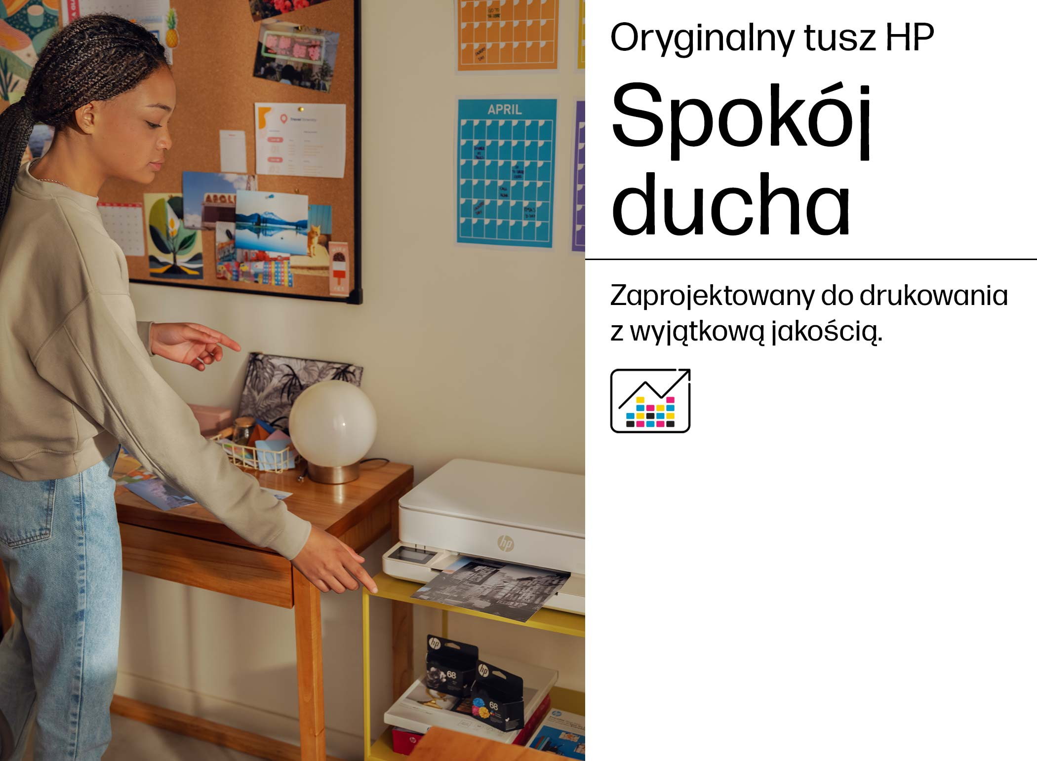 Kobieta stoi w pokoju obok biurka z drukarką HP. Tekst w języku polskim.