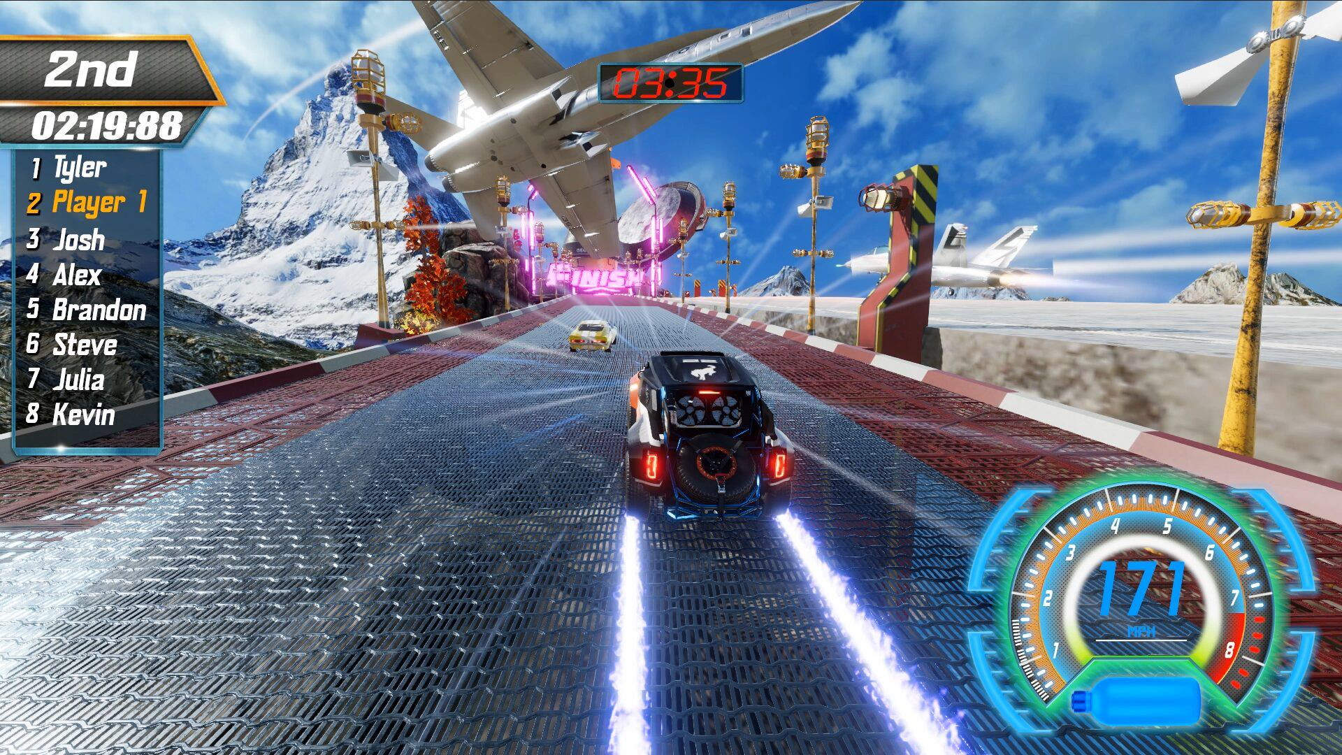 Gioco di corse con auto su pista metallica, aerei in volo e montagne inneggiate sullo sfondo.