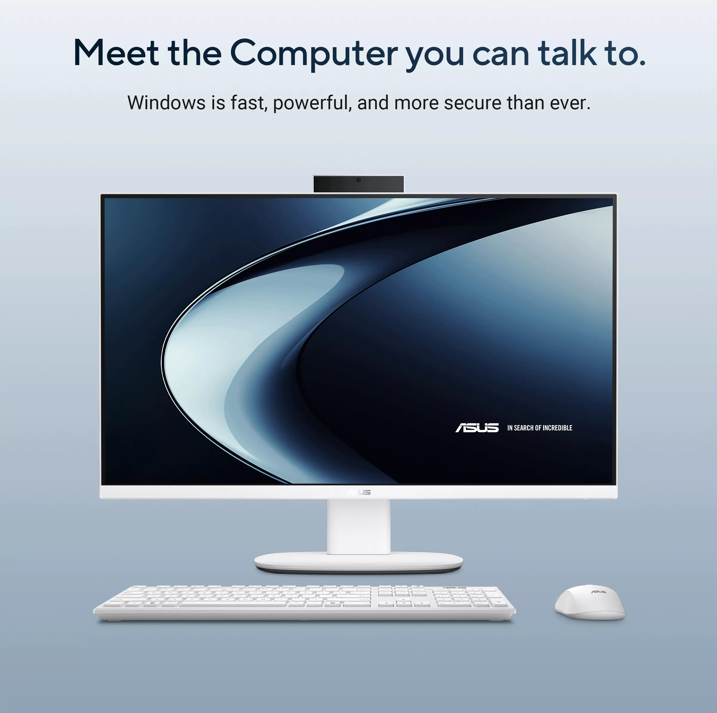 Egy ASUS all-in-one számítógép fehér billentyűzettel és egérrel, világoskék háttér előtt.