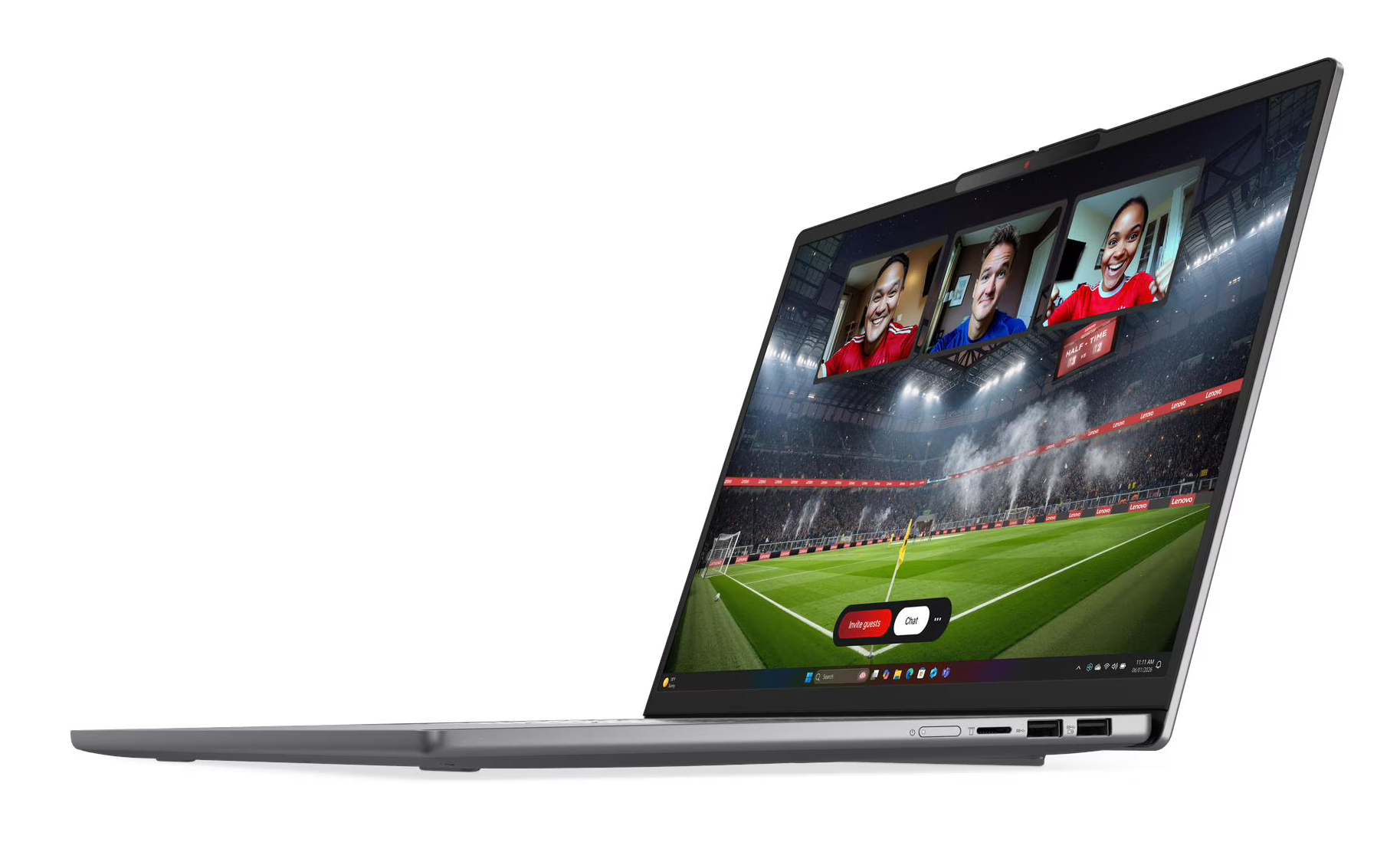 Szary laptop na białym tle wyświetla rozmowę wideo z trzema osobami i meczem piłki nożnej.