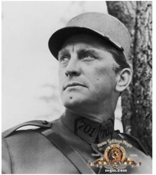 Schwarz-Weiß-Porträt eines Soldaten mit Helm und Uniform, der in die Ferne blickt.