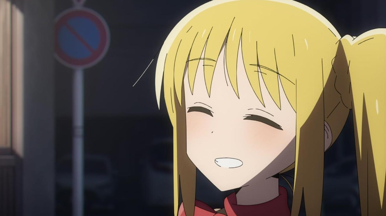 Anime-Mädchen mit blonden Haaren, geschlossenen Augen und rotem Schal, im Hintergrund ein Straßenschild.