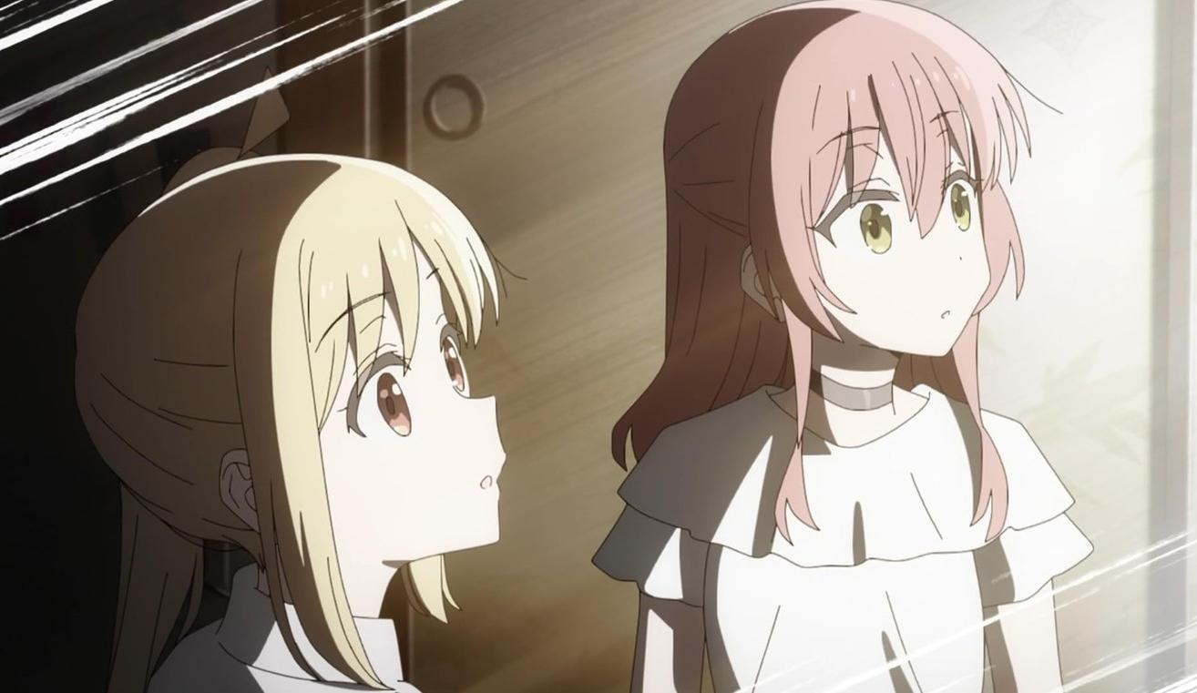 Zwei Anime-Mädchen stehen in einem Innenraum mit hellem Licht und blicken überrascht auf.
