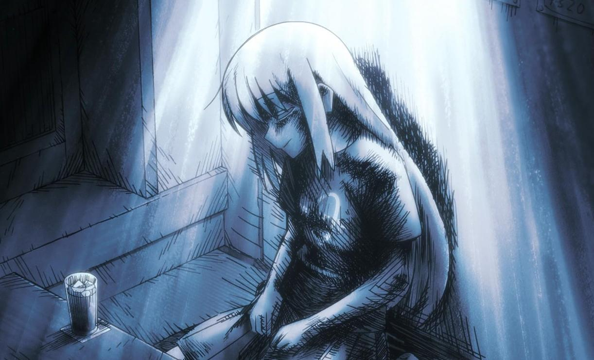 Ein trauriges Anime-Mädchen sitzt einsam in einem bläulich beleuchteten Raum, neben ihr steht ein Glas mit Eis.