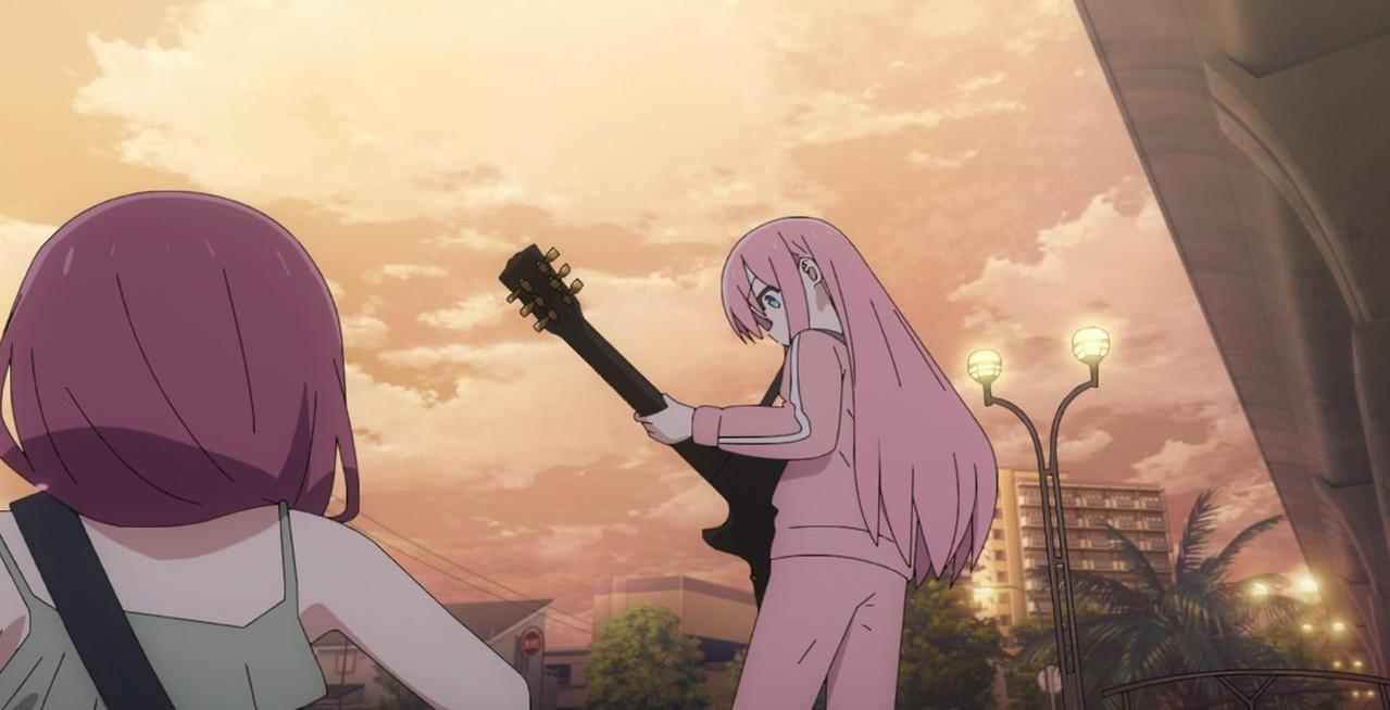 Ein Anime-Mädchen mit pinken Haaren spielt im Sonnenuntergang auf der Straße E-Gitarre, während ein anderes zuschaut.