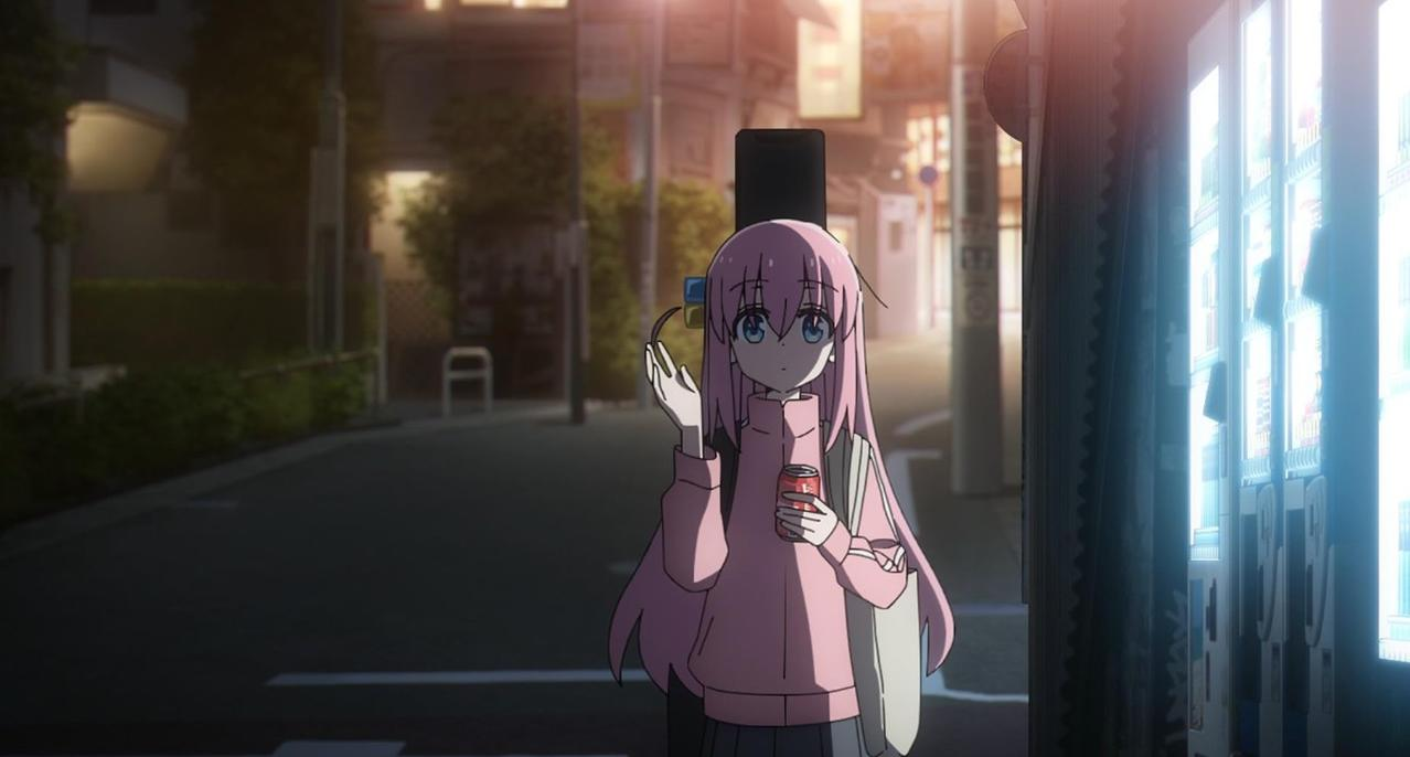 Ein Anime-Mädchen mit rosa Haaren und Kapuzenpulli steht nachts auf einer beleuchteten Stadtstraße vor einem Getränkeautomaten.