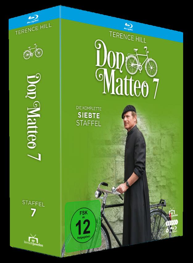 Blu-ray-Hülle von Don Matteo 7 mit Terence Hill in schwarzer Soutane und einem Fahrrad vor einer Steinwand.