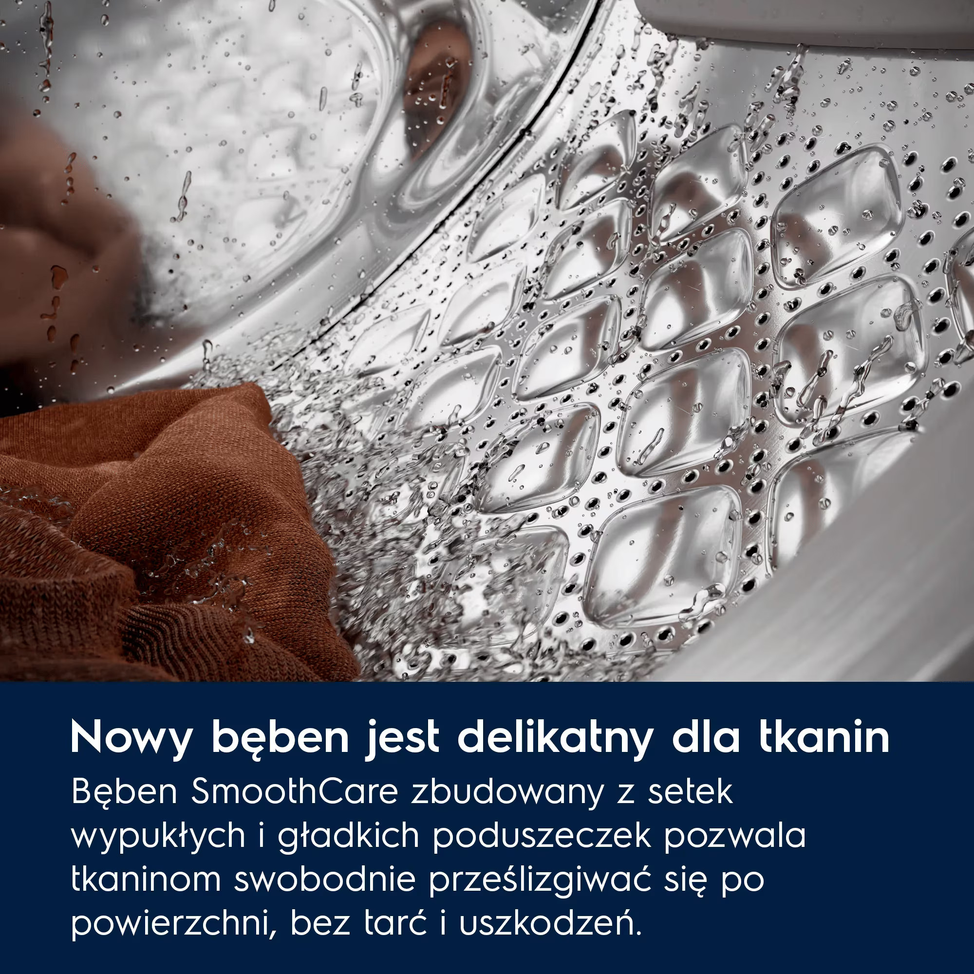 Zbliżenie bębna pralki z kroplami wody i brązową tkaniną, pokazujące jego gładką, poduszkową strukturę.