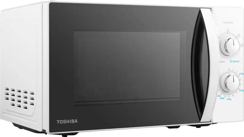 Biała kuchenka mikrofalowa Toshiba z czarnymi szklanymi drzwiami i dwoma pokrętłami.