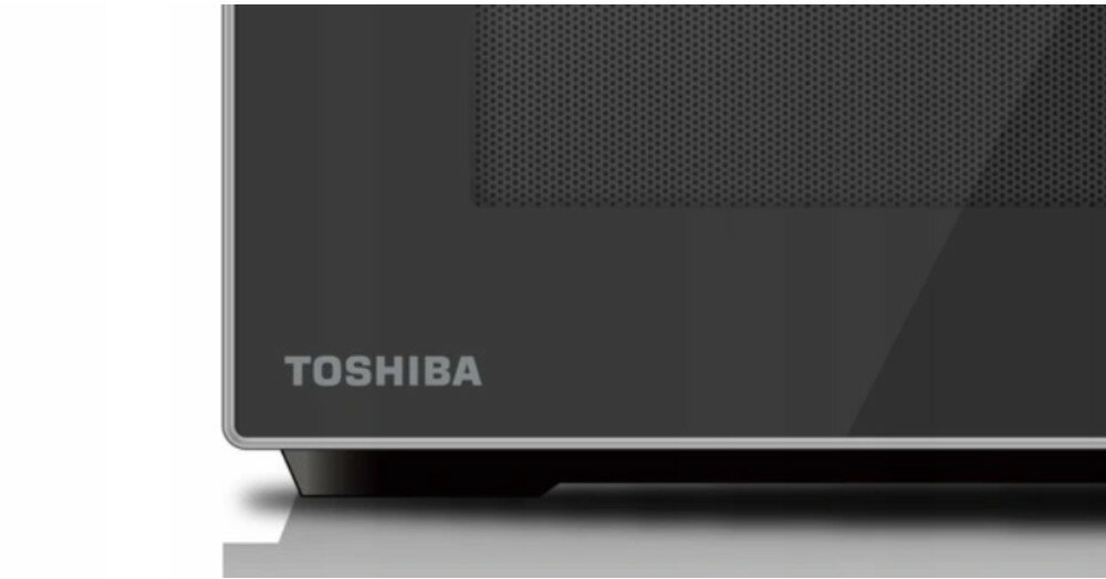Zbliżenie czarnych drzwi urządzenia Toshiba ze srebrną obwódką.
