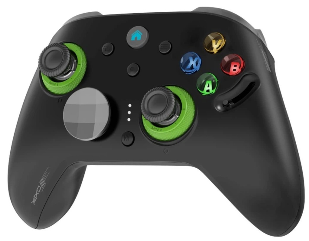 Czarny kontroler Xbox z zielonymi drążkami, srebrnym padem kierunkowym i kolorowymi przyciskami.