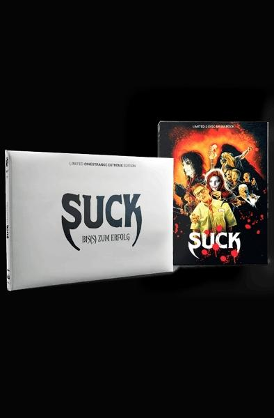 Eine weiße Box mit dem Schriftzug SUCK und ein farbiges Mediabook auf schwarzem Hintergrund.