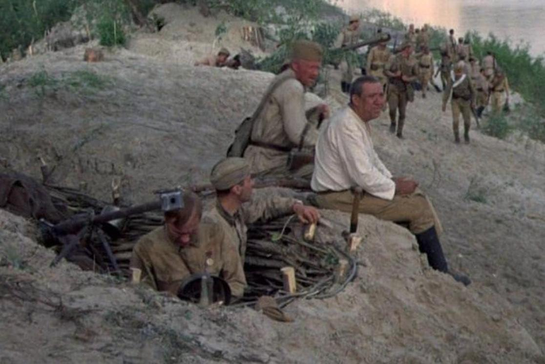 Soldaten in Uniform ruhen sich aus und arbeiten in einem Erdbunker.
