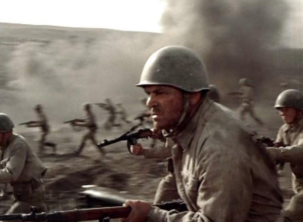 Soldaten in Helmen rennen während einer Schlacht vor Rauch im Hintergrund vorwärts.