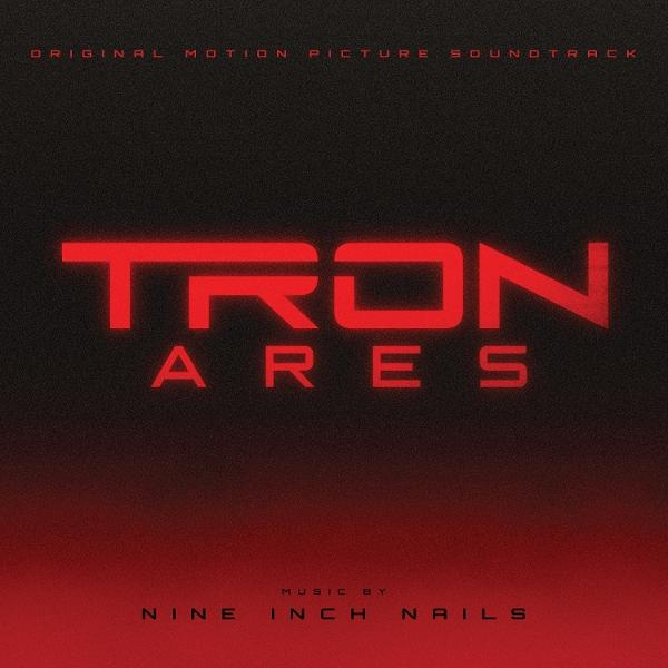 Soundtrackhoes met rode Tron Ares en Nine Inch Nails tekst op een donkere, korrelige achtergrond.