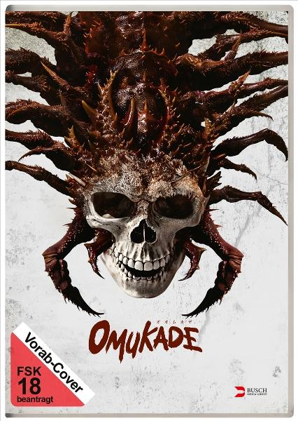 Ein gruseliges Filmplakat zeigt einen Totenkopf mit vielen spinnenartigen Beinen und dem roten Titel Omukade.