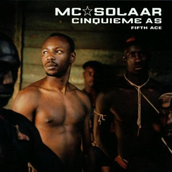Albumhoes met verschillende shirtless mannen en MC Solaar tekst bovenaan tegen een donkere, rustieke achtergrond.