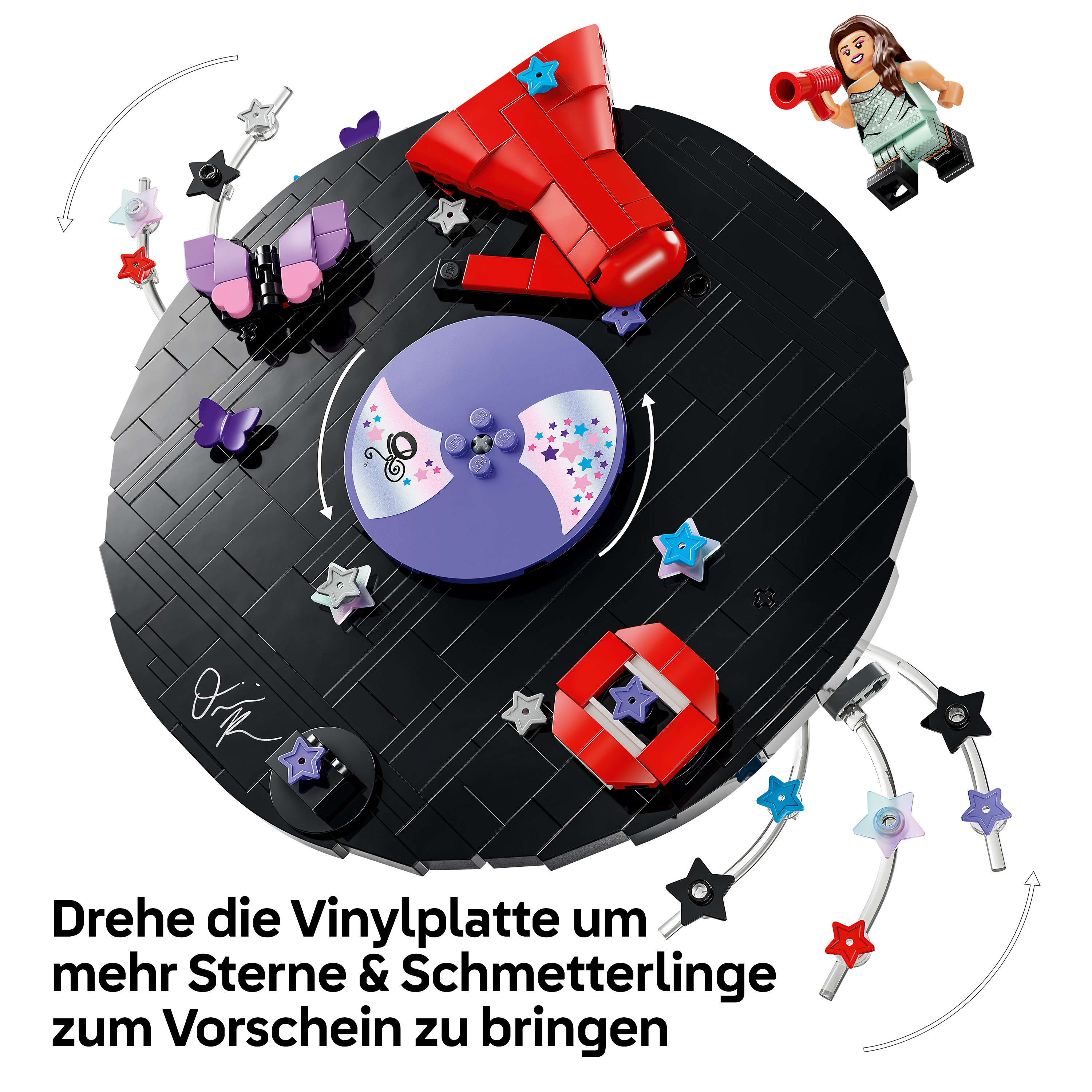 Schwarze Lego-Platte mit roten Elementen, Schmetterlingen und Sternen.