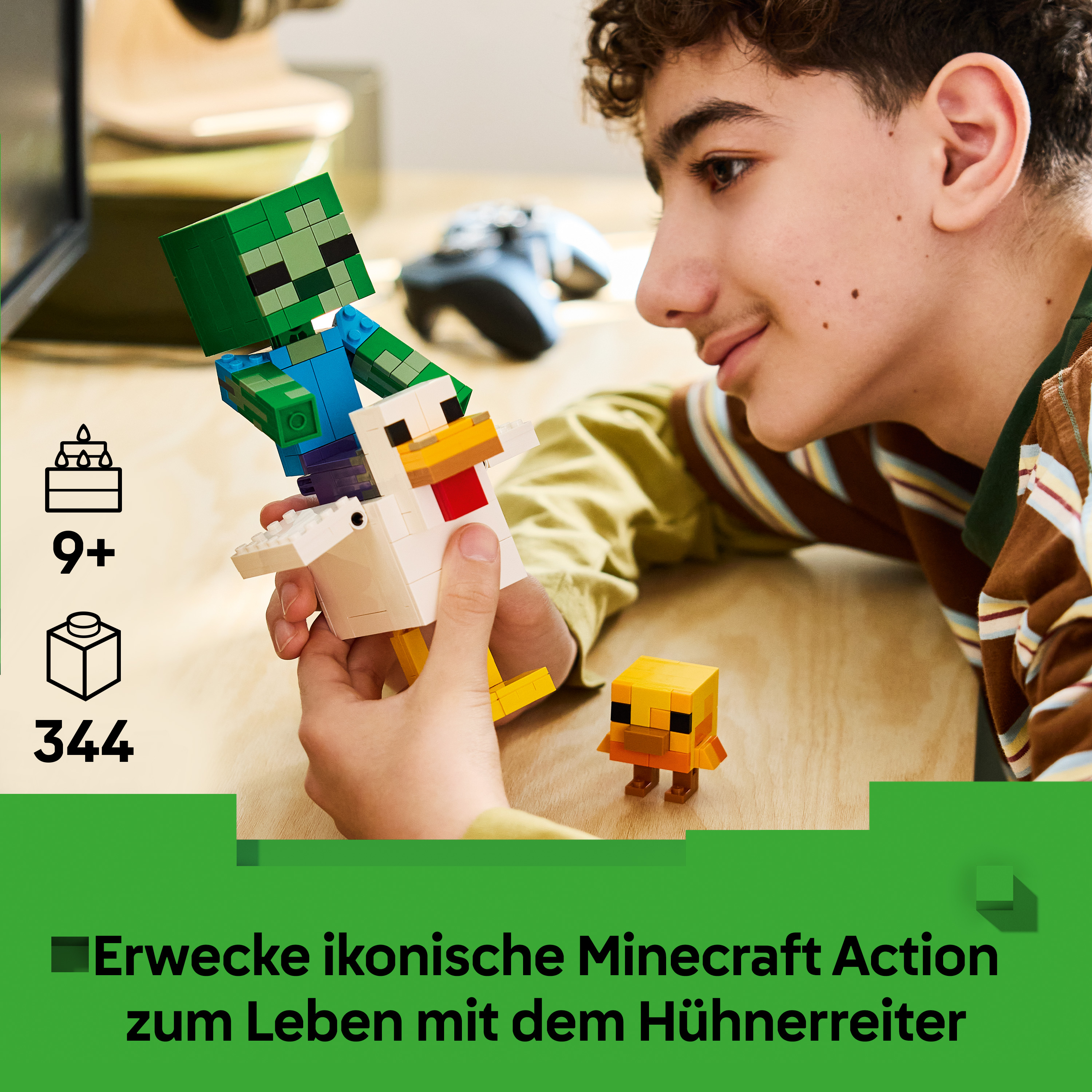 Ein Junge baut Lego-Minecraft-Figuren, einen Zombie auf einem Huhn und ein Küken, an einem Holztisch.