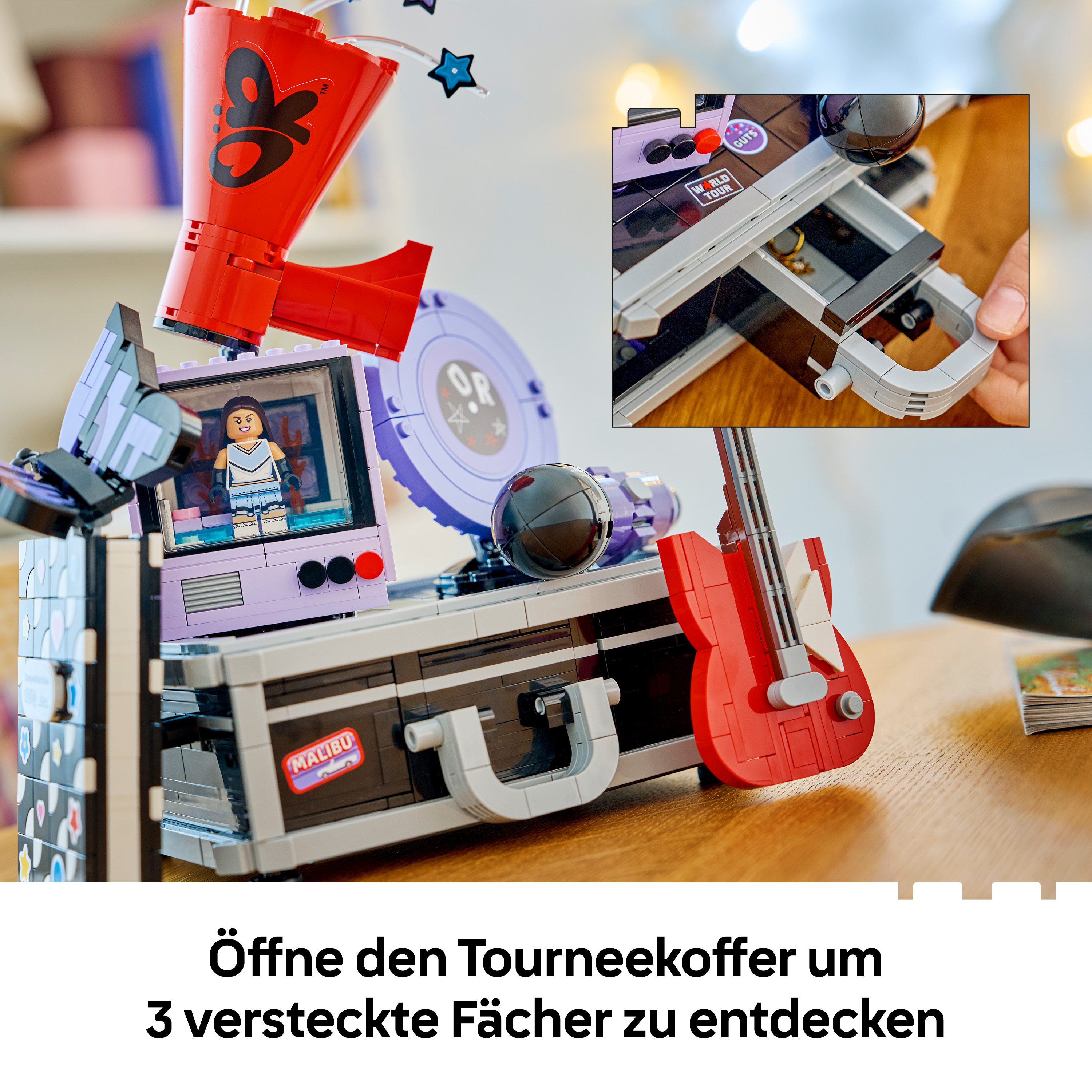 Lego-Tourneekoffer mit Megafon, Gitarre, Minifigur im TV-Bildschirm und drei versteckten Fächern.