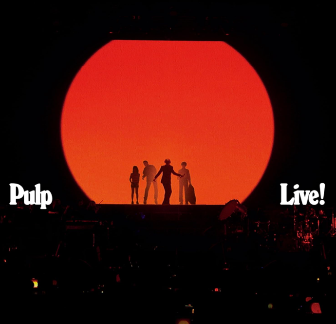Silhouetten von vier Bandmitgliedern vor einem großen roten Kreis, seitlich der Text 'Pulp Live!'.