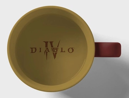 Widok z góry do wnętrza żółtego kubka z czerwonym uchem i logo Diablo IV.