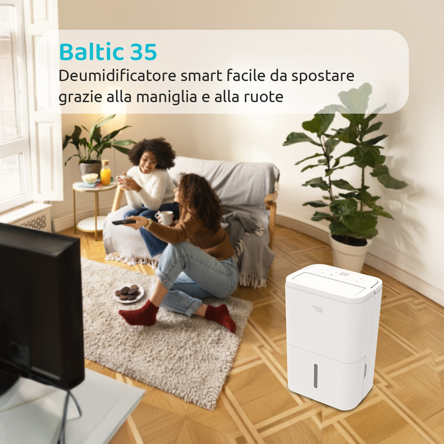 Un deumidificatore bianco si trova in un soggiorno moderno mentre due donne si rilassano.