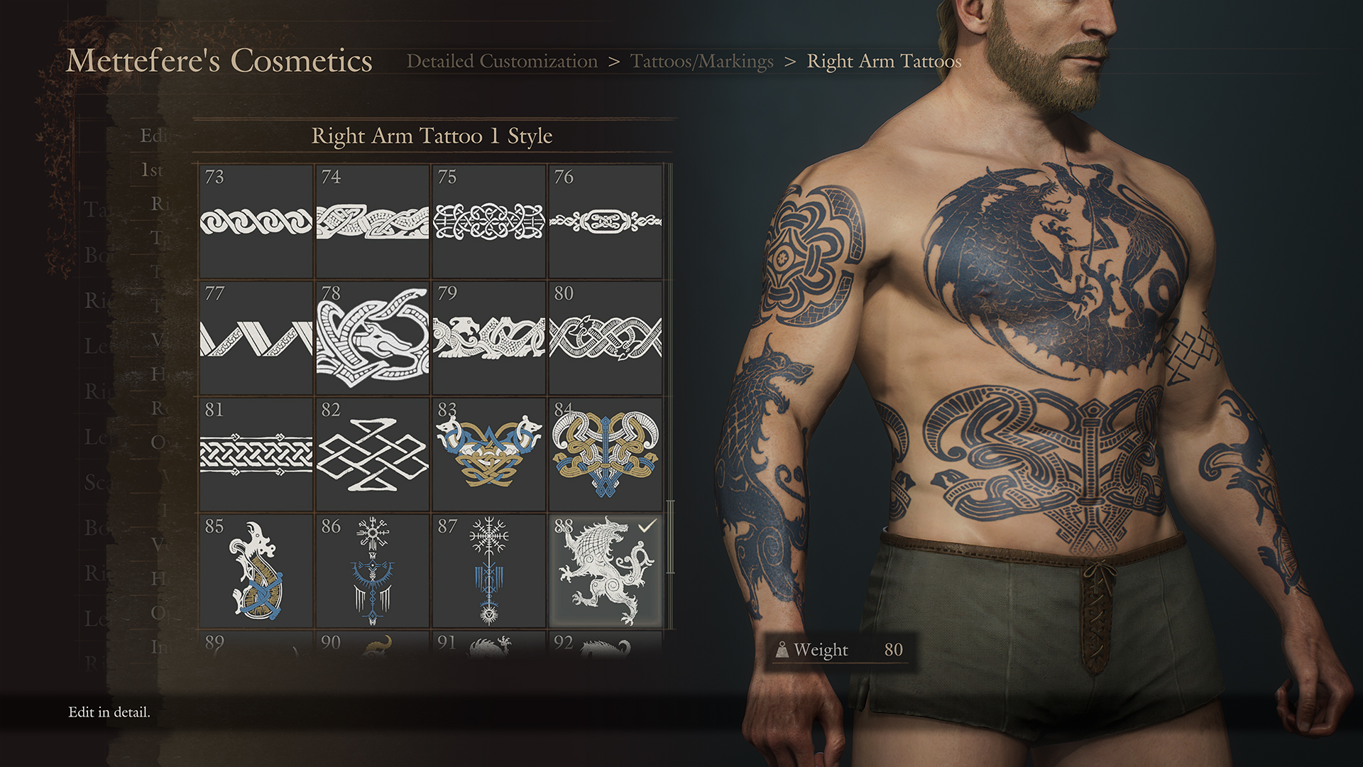 Charakteranpassungsmenü mit Wikinger-Tattoos auf einem muskulösen Oberkörper.
