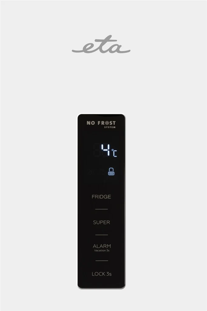 Egy fehér Eta hűtőszekrény közepén egy fekete digitális vezérlőpult látható, amely 4 Celsius-fokot mutat.