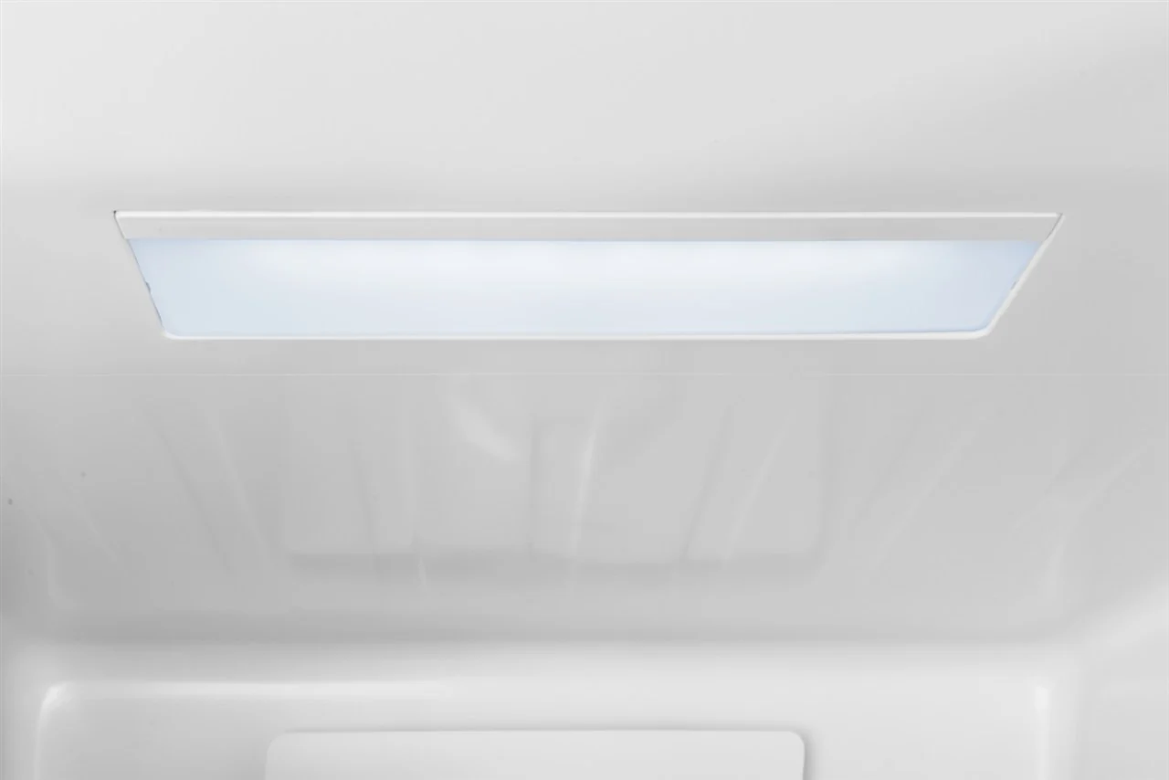 Egy fényes, téglalap alakú LED-es lámpatest egy hűtőszekrény fehér mennyezetén.