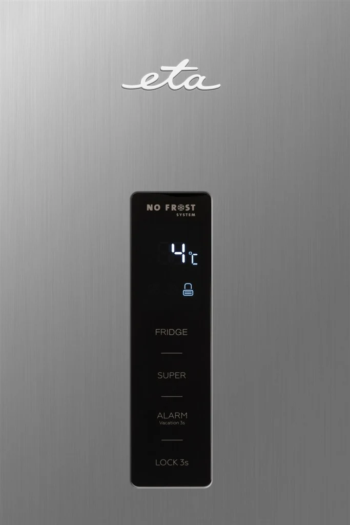 Ezüst hűtőszekrény digitális kijelzővel, no frost rendszerrel és eta logóval.