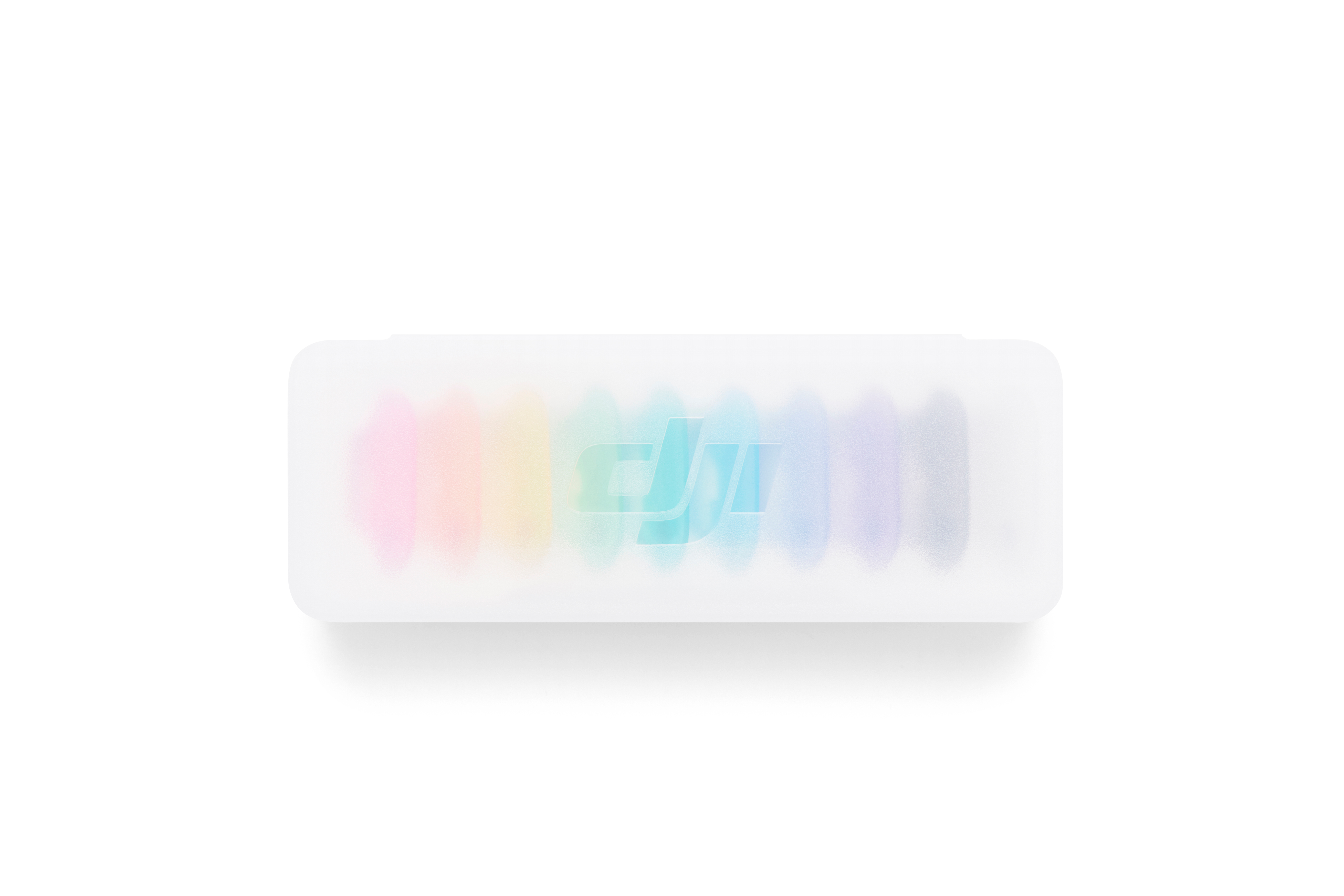 Ein mattweißes, rechteckiges DJI-Etui zeigt im Inneren ein farbenfrohes Regenbogenspektrum leuchtender Formen.