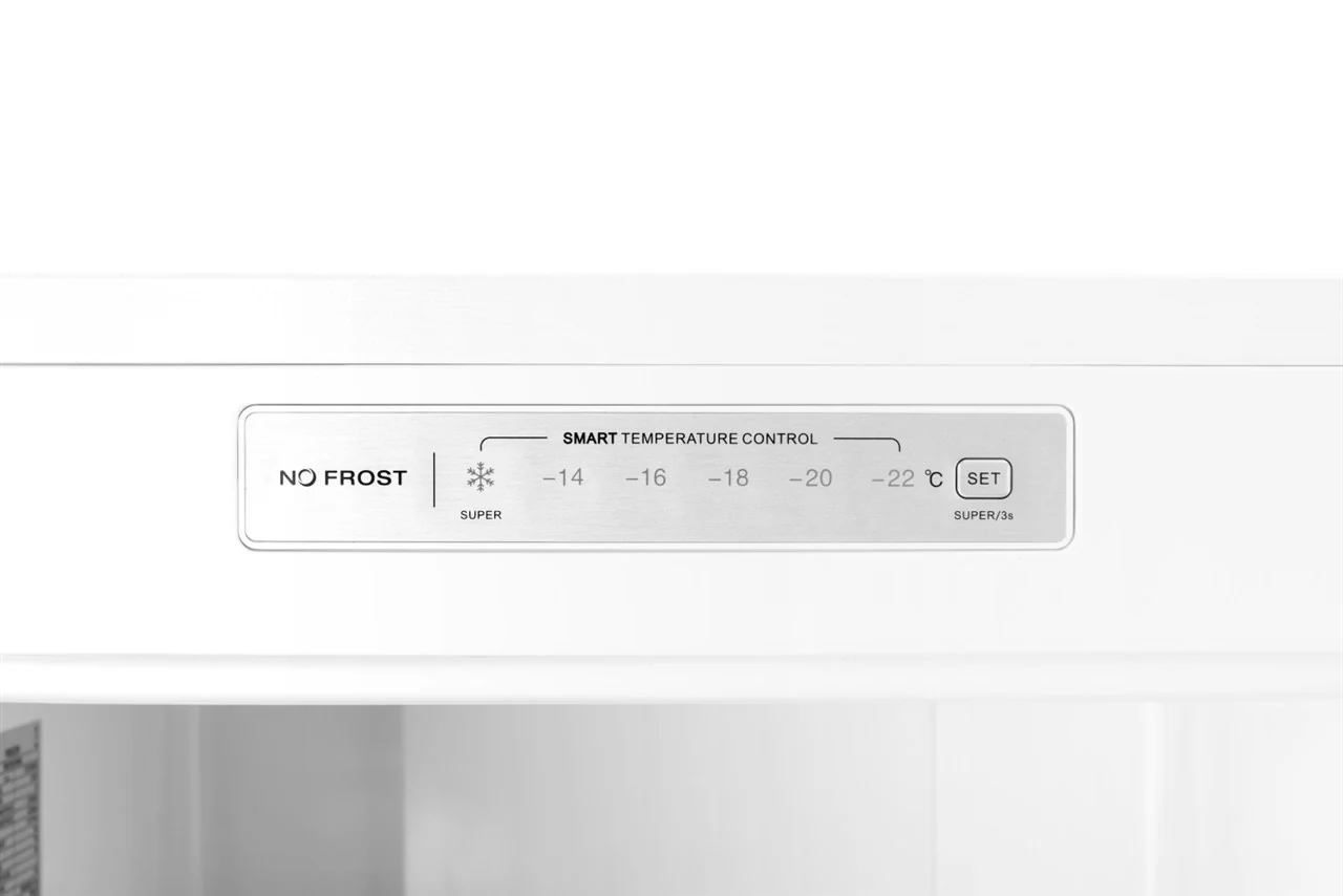 Smart Temperature Control kezelőpanel egy fehér fagyasztóajtón No Frost logóval.