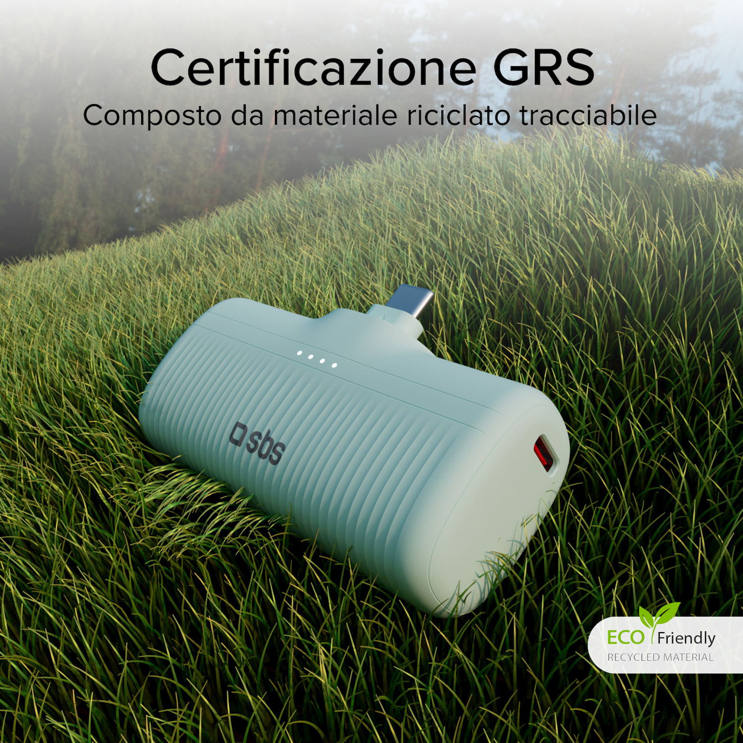 Un power bank SBS verde menta poggia sull'erba verde. Testo in alto e logo ECO Friendly in basso a destra.