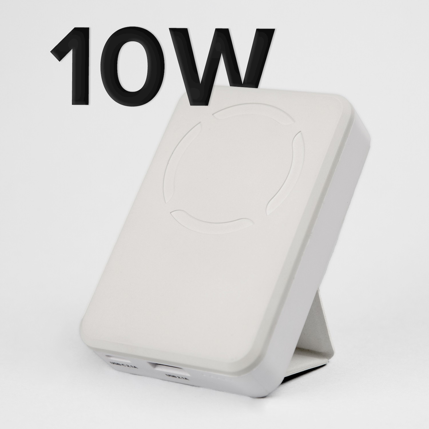 Un caricabatterie wireless bianco da 10W con supporto su sfondo chiaro.