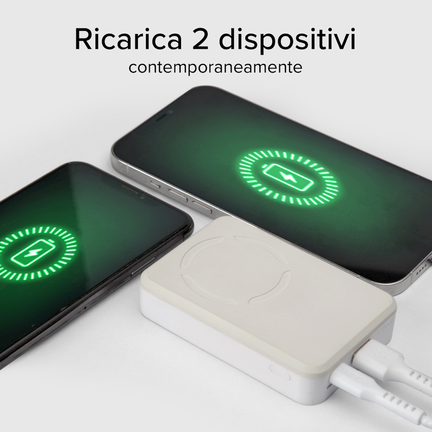 Due smartphone sono collegati contemporaneamente a un power bank bianco e si stanno caricando.