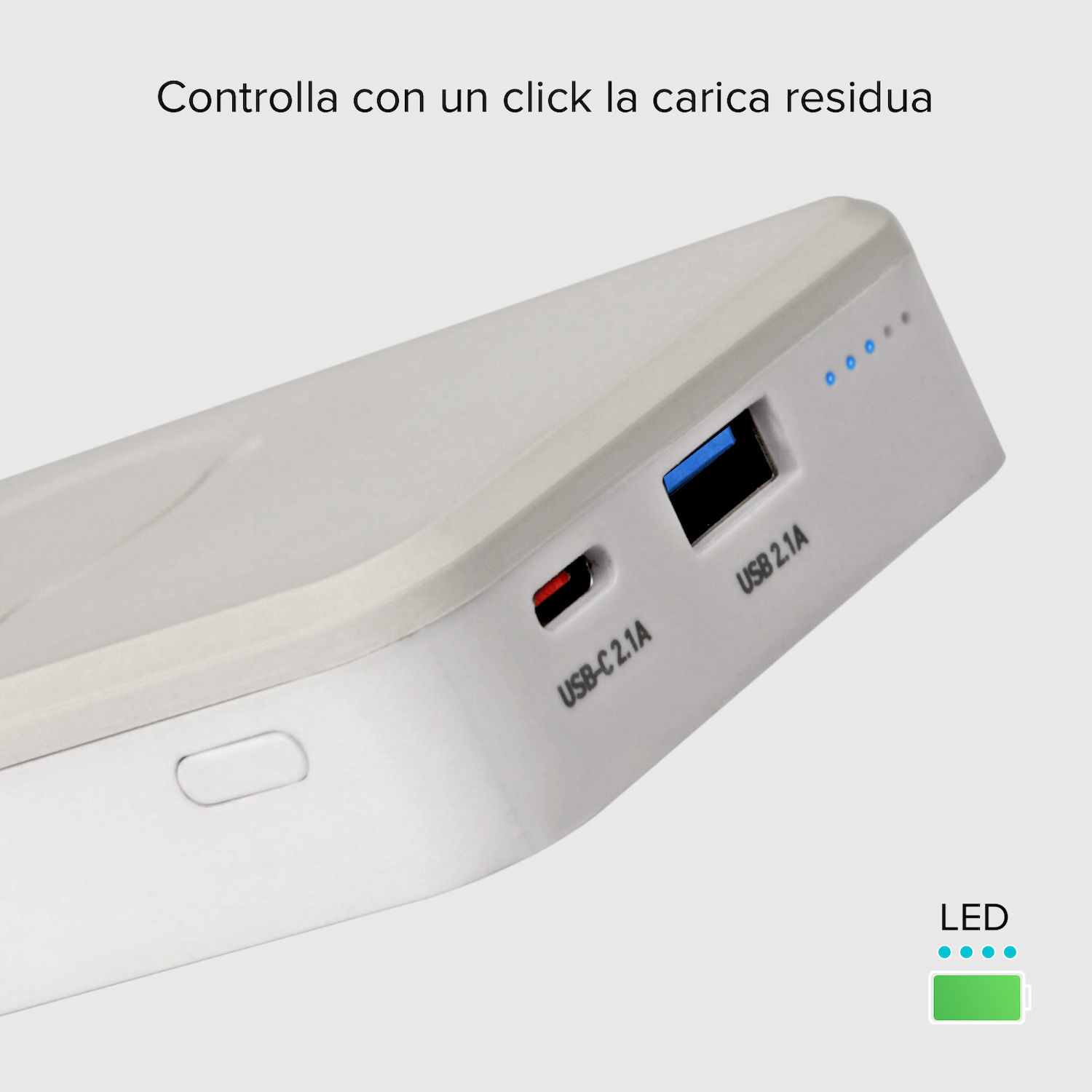 Primo piano di un power bank bianco con porta USB-C, porta USB 2.1A e spie LED dello stato della batteria.