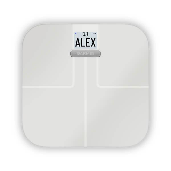 Eine weiße Garmin-Smart-Waage mit einem digitalen Display, das den Namen ALEX anzeigt.