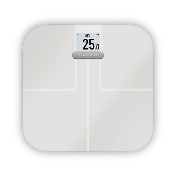 Eine weiße Garmin Smart-Waage mit digitalem Display, das einen BMI von 25,0 anzeigt.