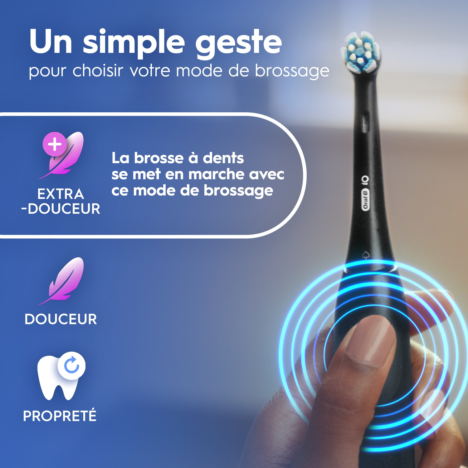 Een hand houdt een zwarte Oral-B elektrische tandenborstel met blauwe lichtringen tegen een blauwe achtergrond.
