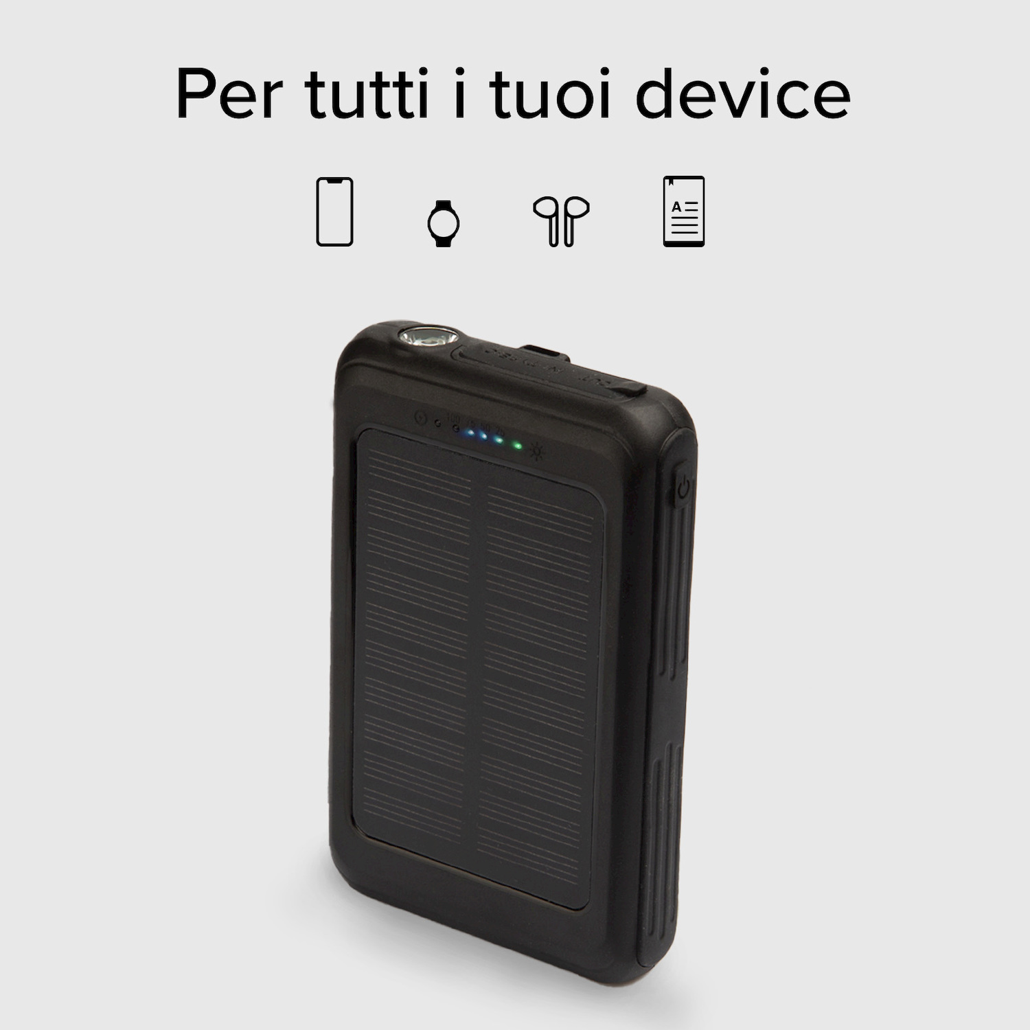 Power bank nera con pannello solare, display LED e icone di dispositivi sopra, su sfondo chiaro.