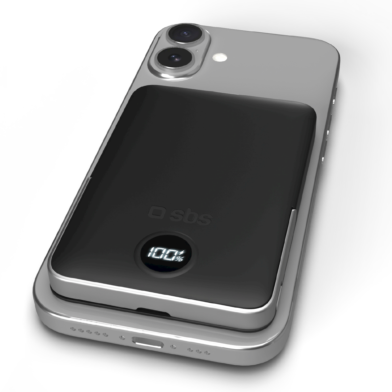Smartphone argento con power bank nero attaccato su sfondo bianco.