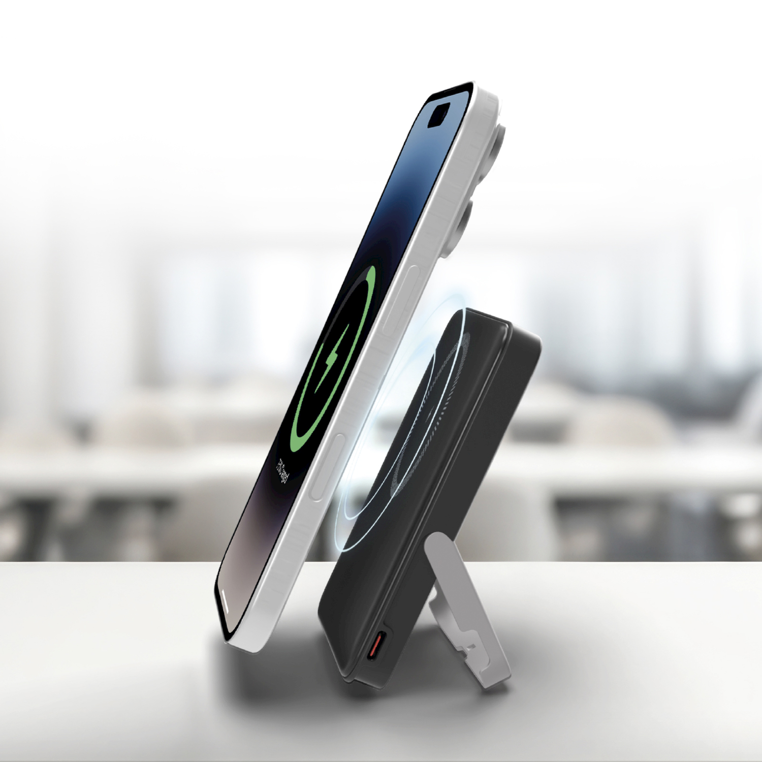Uno smartphone bianco si ricarica in modalità wireless su un supporto nero.
