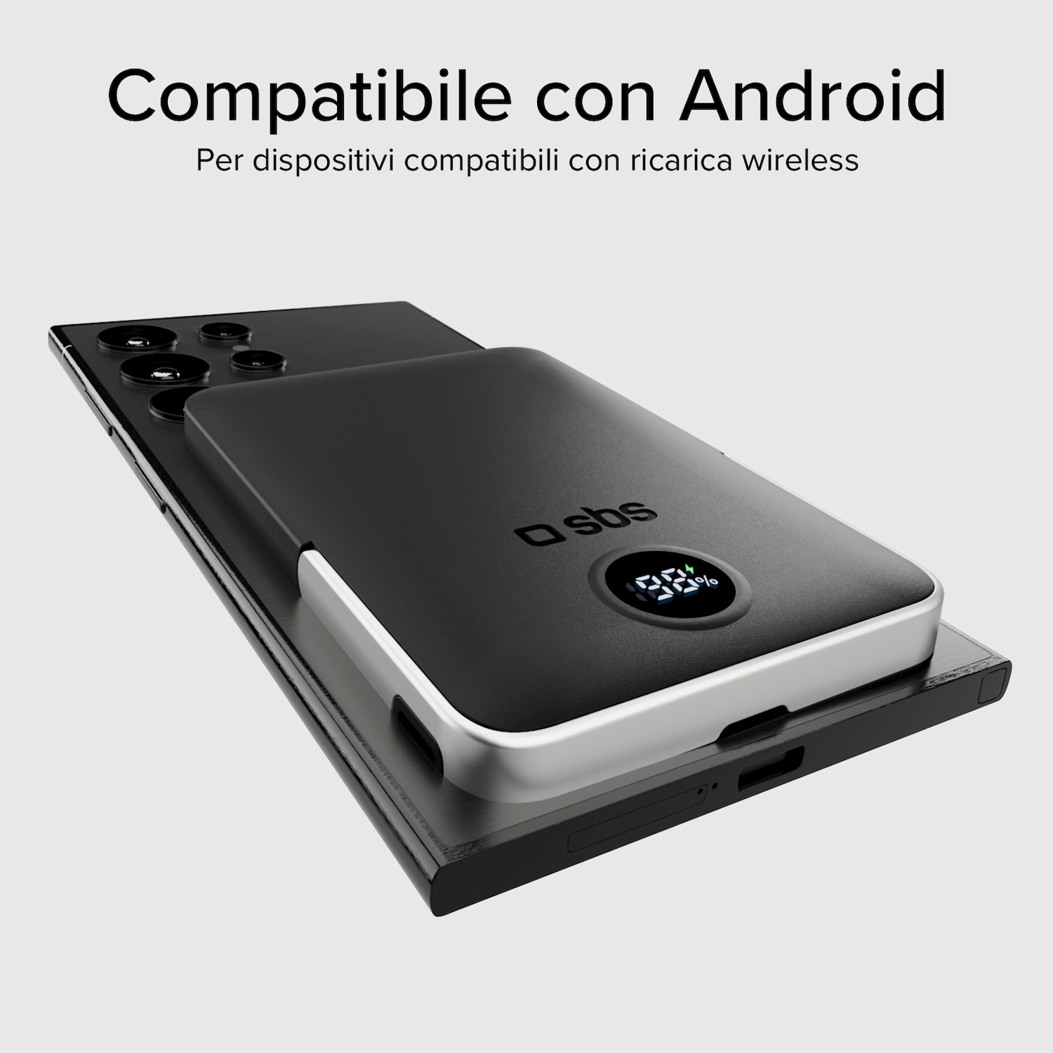 Un power bank nero è attaccato al retro di uno smartphone nero con fotocamere.