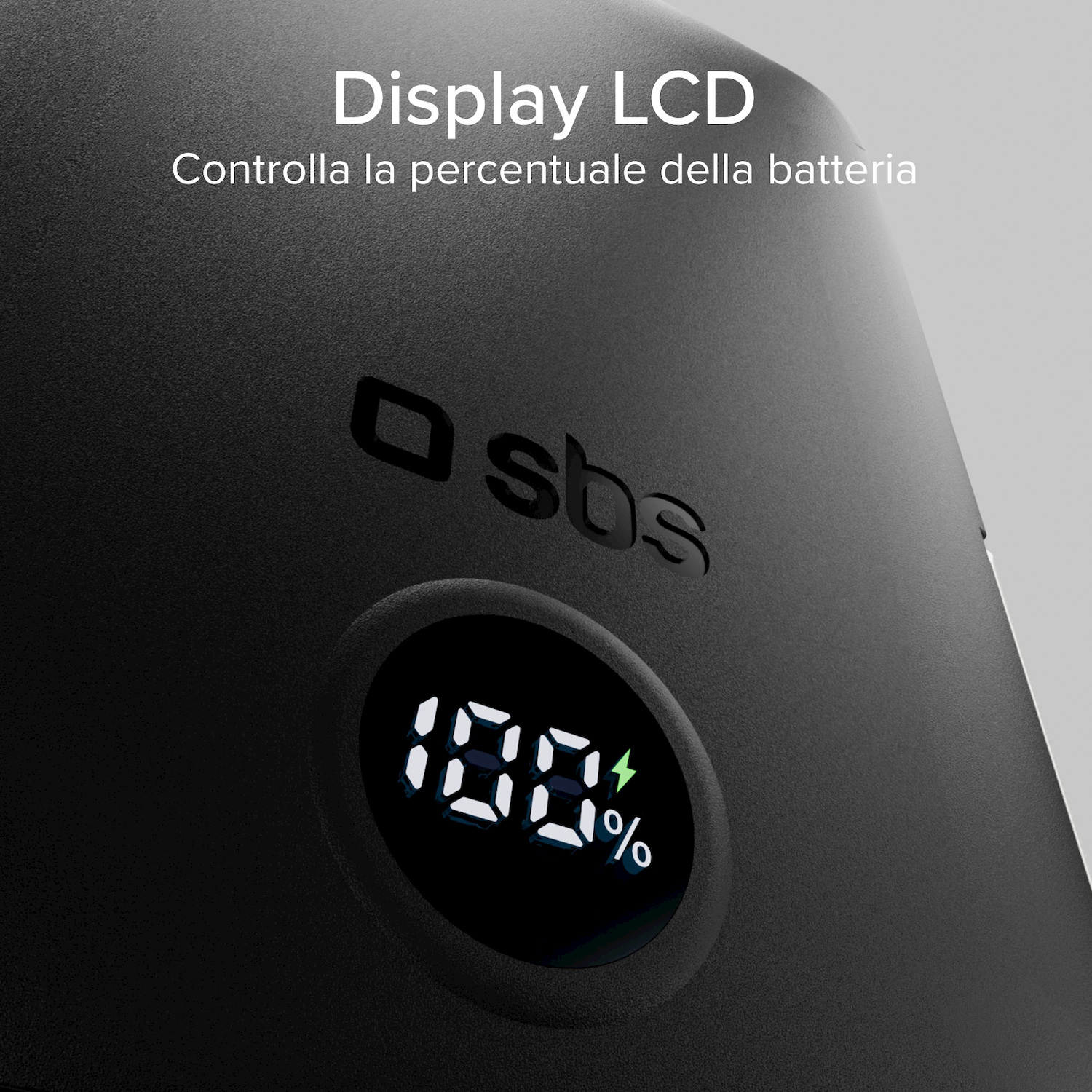 Un power bank nero con display LCD che mostra 100 per cento di batteria e icona fulmine.