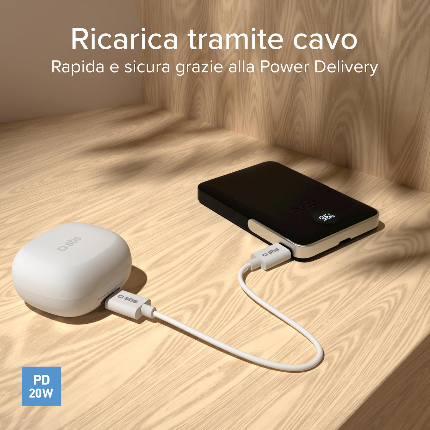 Una custodia di ricarica bianca è collegata a una power bank nera su una superficie in legno.