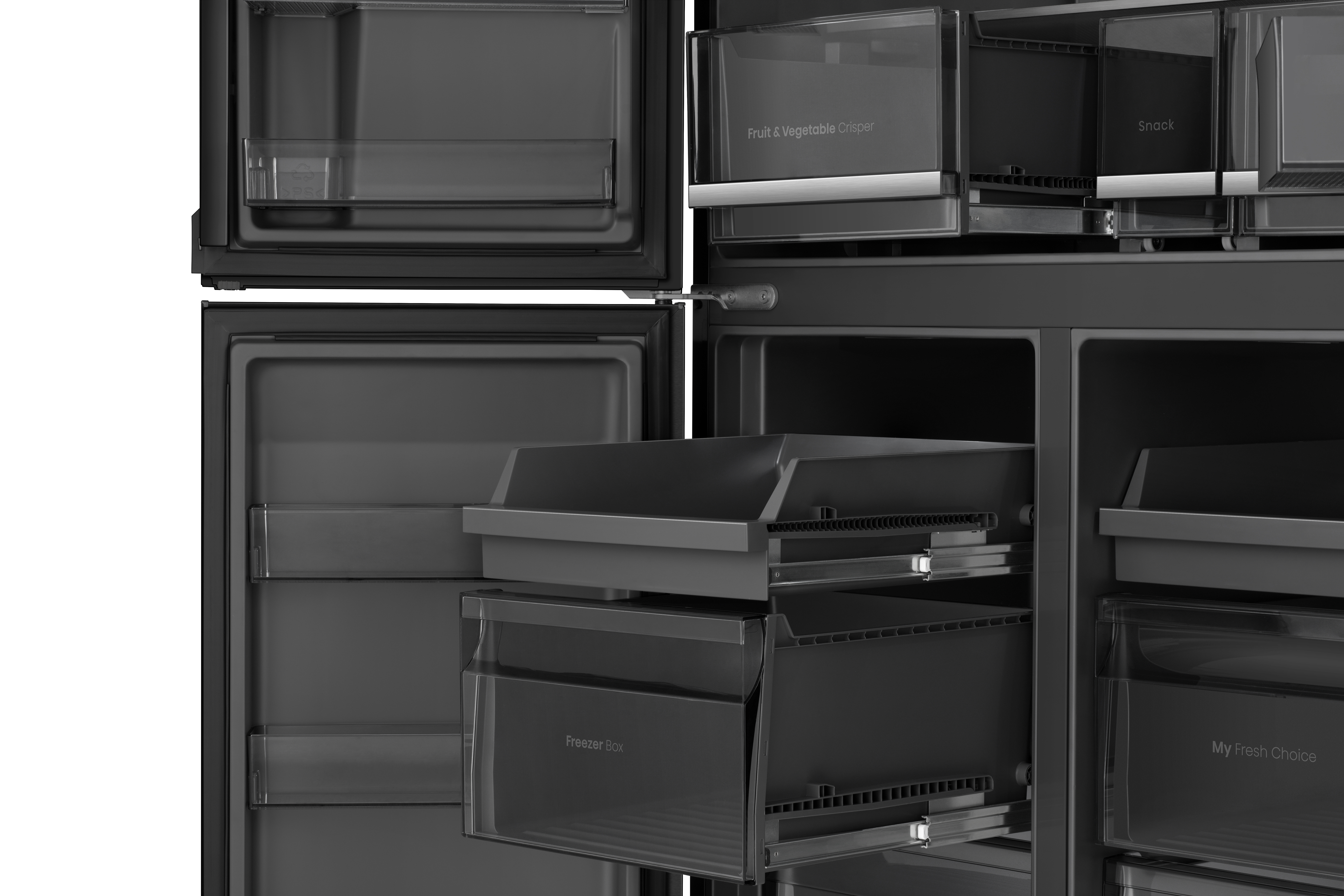 Geöffneter schwarzer Kühlschrank mit herausgezogenen Gefrier- und Obstfächern.
