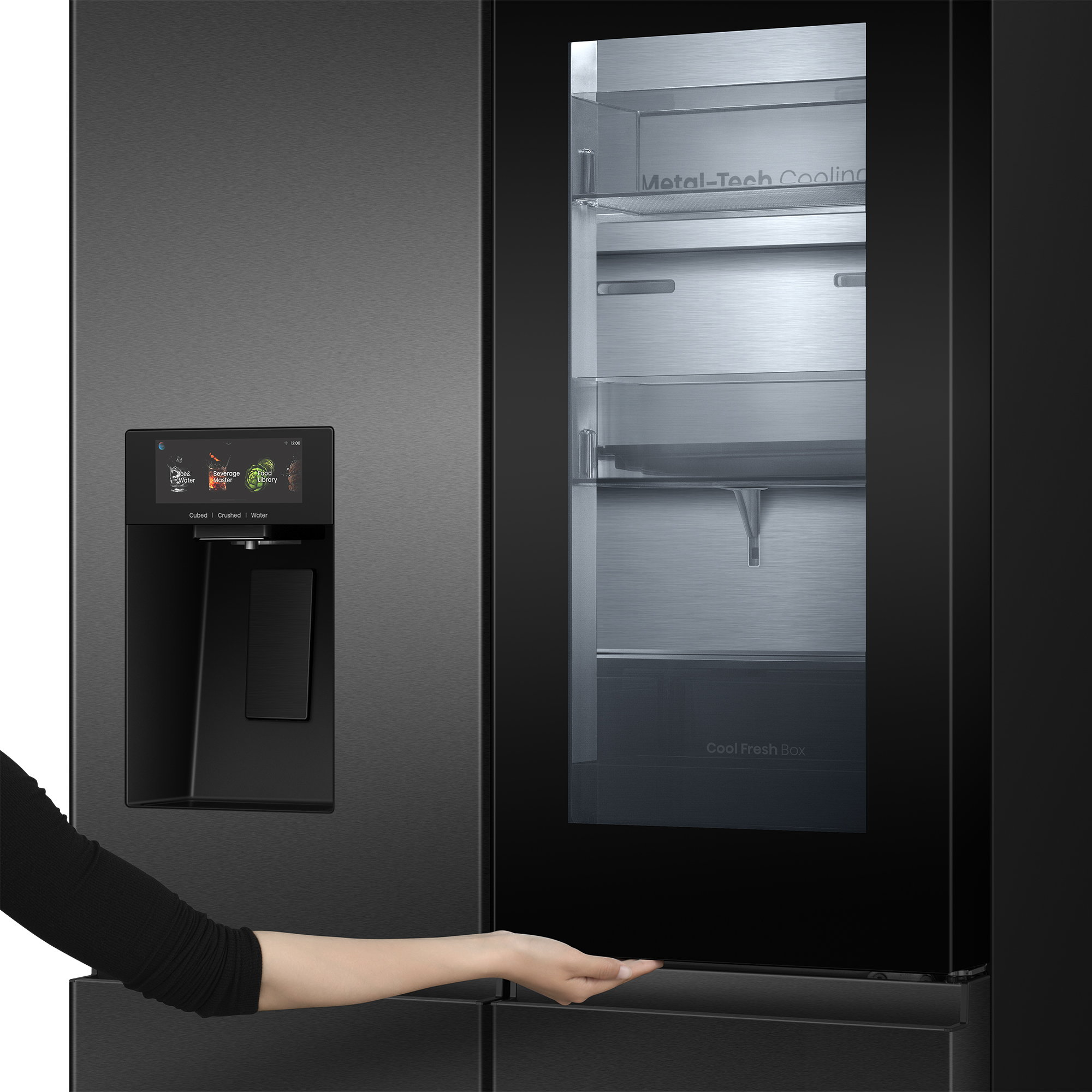Hand öffnet schwarzen Kühlschrank mit digitalem Display und Glastür.