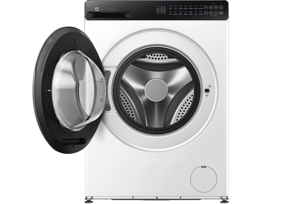 Fehér mosógép nyitott üvegajtóval és rozsdamentes acél dobbal fekete háttér előtt.